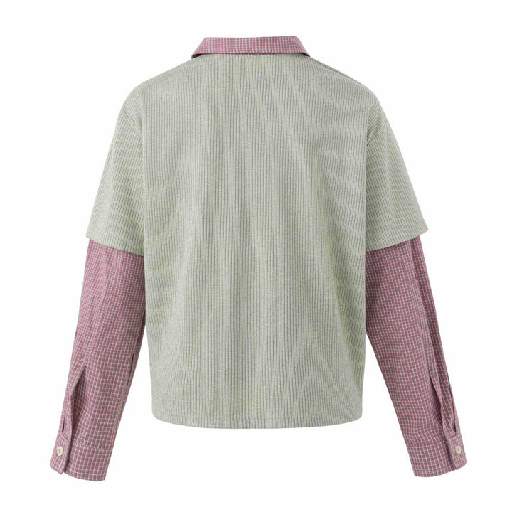 Unisex Lagenlook Strick-Poloshirt mit karierter Einsatzärmeln und Statement-Print Echoarchiv
