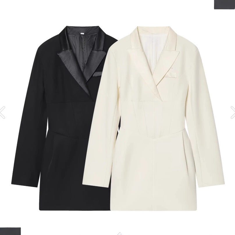 Damen 70+ tailliertes Blazerkleid mit Korsagen‑Optik, Reverskragen und figurformenden Abnähern Echo Archiv