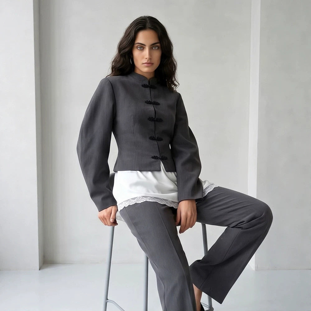Damen Taillierter Cropped-Blazer mit Mandarin-Kragen und Zierknotenverschluss Echoarchiv