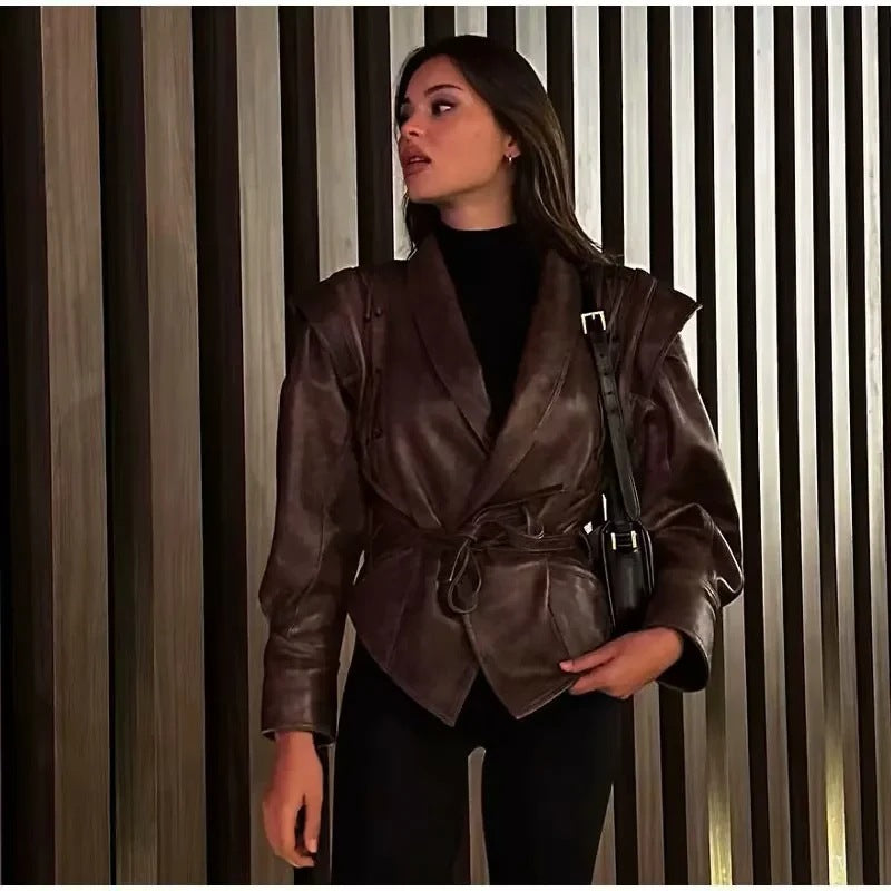 Damen taillierte Bindegürtel-Kunstlederjacke mit Schalkragen und Schnürdetails – Célinea