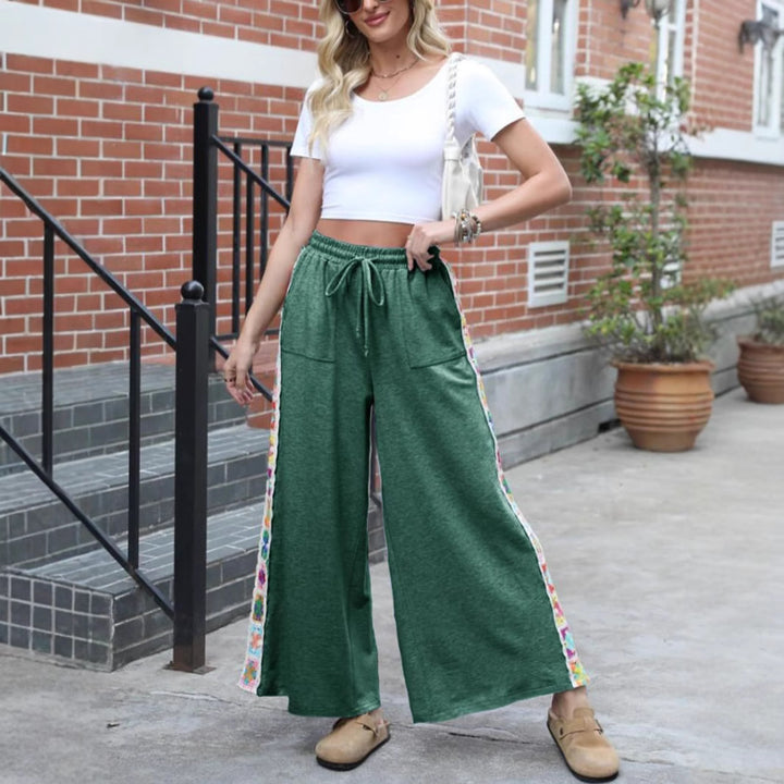 Damen weite Jersey-Hose mit hohem Gummibund, Kordelzug und gehäkeltem Seitenstreifen – Avérine