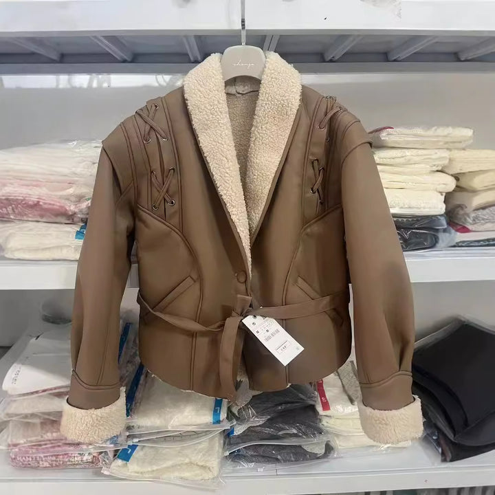 Damen nan taillierte Kunstlederjacke mit Sherpa-Futter, Wickelgürtel und seitlichen Schnürdetails Echo Archiv