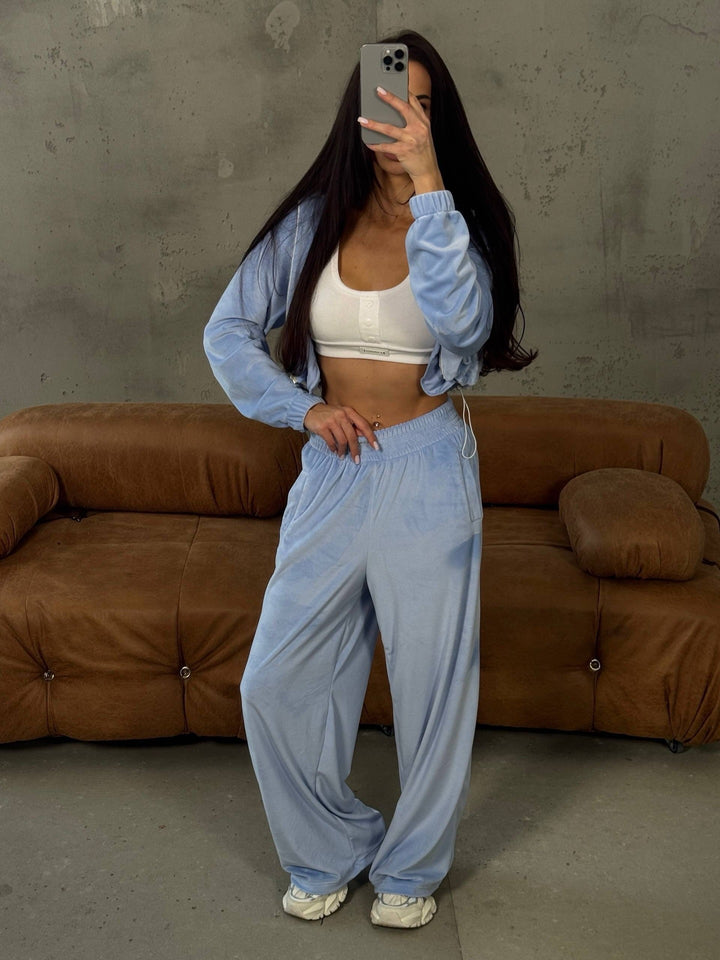 Damen weites Lounge-Set mit Cropped Zipjacke und High-Waist Relaxhose – Avérine