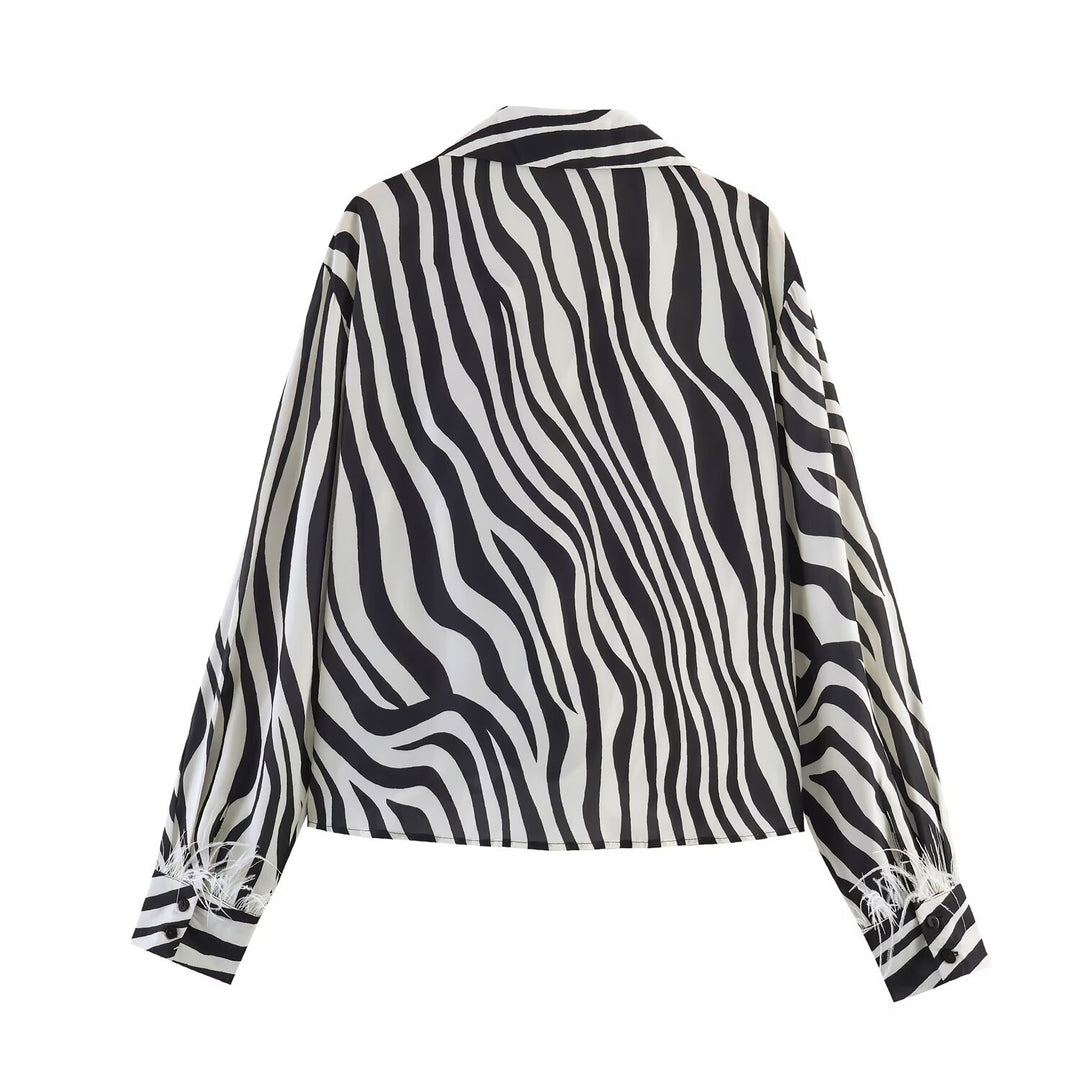 Damen Oversize-Satinbluse mit Hemdkragen, asymmetrischem Wickeleffekt und Federsaum Echo Archiv