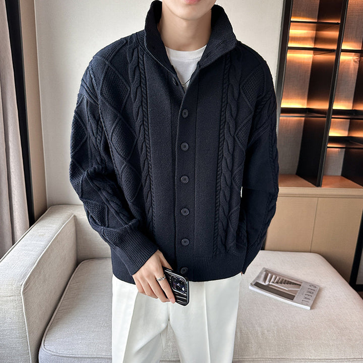 Herren Grobstrickpullover mit modernem Stehkragen und Knopfleiste Echoarchiv