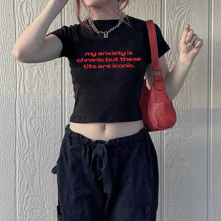 Damen Crop-T-Shirt mit inspirierendem Schriftzug und figurbetontem Schnitt Echo Archiv