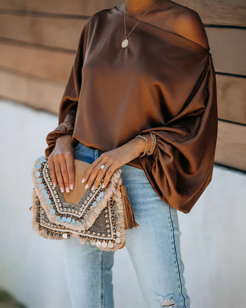 Damen Satinbluse mit asymmetrischem Carmen-Ausschnitt und weiten Fledermausärmeln – Élovi