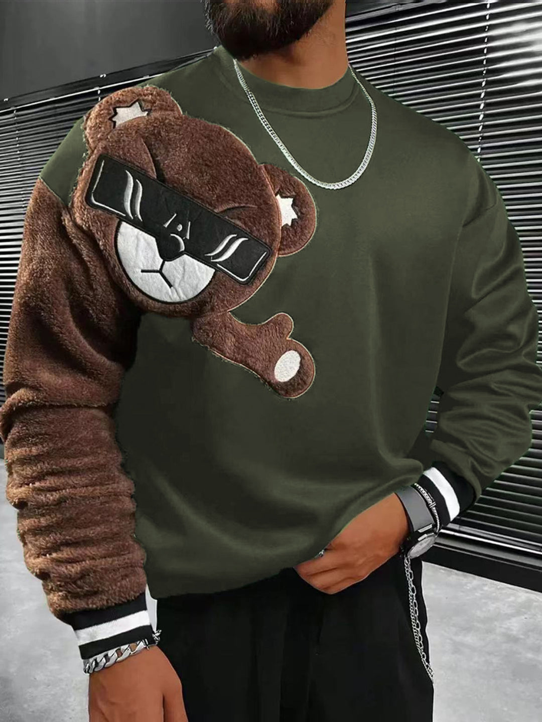 Herren Sweatshirt mit plüschiger Bärenapplikation Echoarchiv