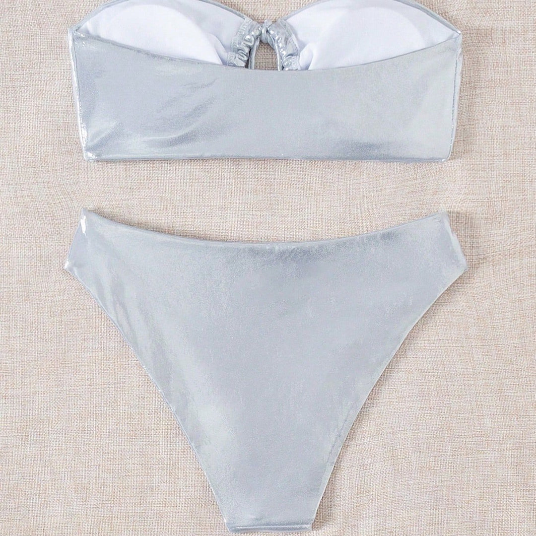 Damen Bandeau-Bikini mit glänzendem Oberteil und hohem Beinausschnitt Echo Archiv