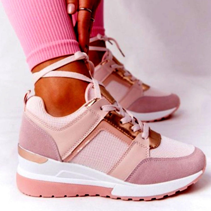 Damen Komfort-Keil-Sneaker mit perforiertem Obermaterial und Dekozipper – Névara