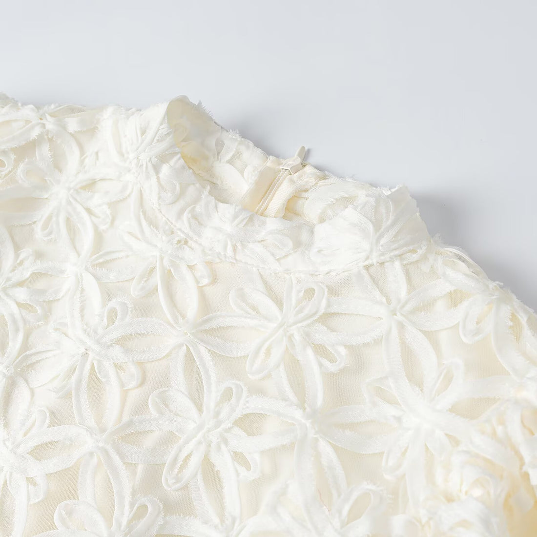 Damen A-Linien Mini-Kleid mit dreidimensionaler Blumenstickerei und Puffärmeln Echoarchiv