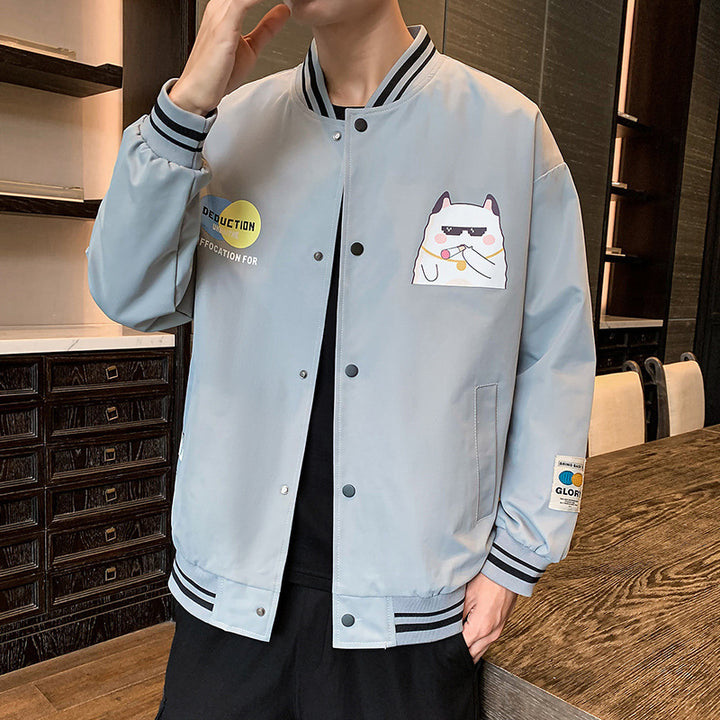 Herren Lässige College‑Bomberjacke im Windbreaker‑Stil mit Cartoon‑Patch und gestreiften Rippbündchen – Brevano
