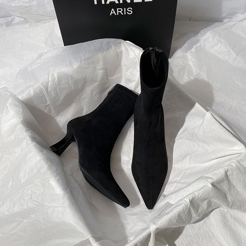 Damen spitz zulaufende Ankle-Boots aus Veloursleder mit sculpted Heel und schmalem Schaft – Varelle