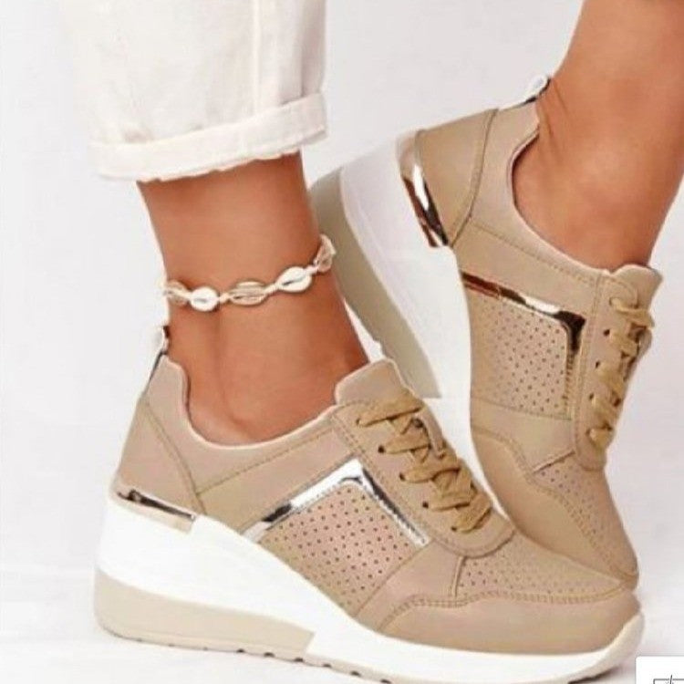 Damen Keil-Sneaker mit perforiertem Obermaterial, gepolstertem Komfortkragen und reflektierenden Metalldetails Echo Archiv