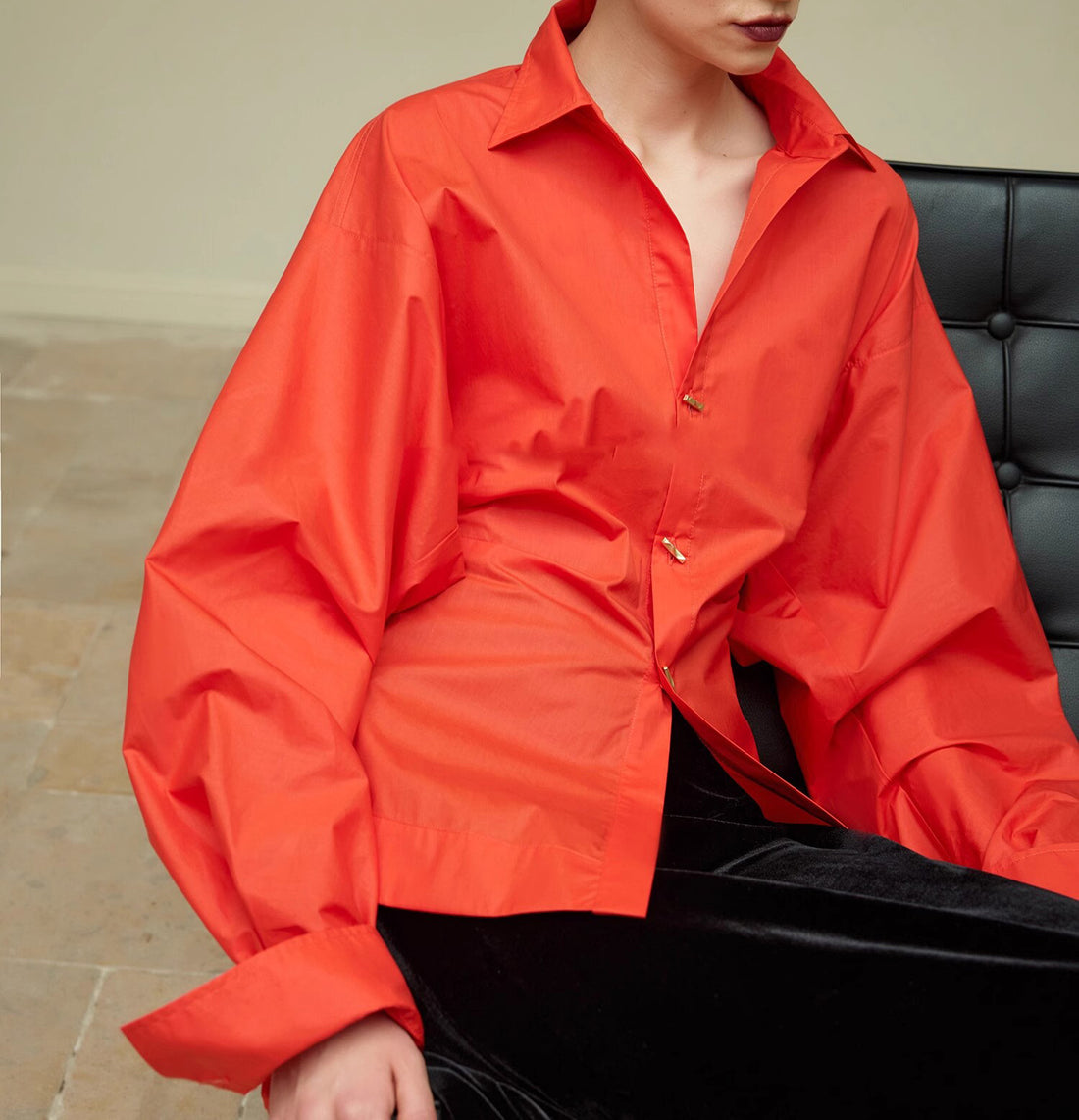 Damen Oversize-Bluse mit Ballonärmeln und taillierter V‑Schlitz-Form Echo Archiv