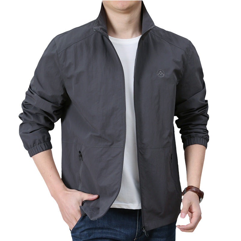 Herren Leichte urbane Windjacke mit Stehkragen, elastischen Bündchen und seitlichen Reißverschlusstaschen Echo Archiv
