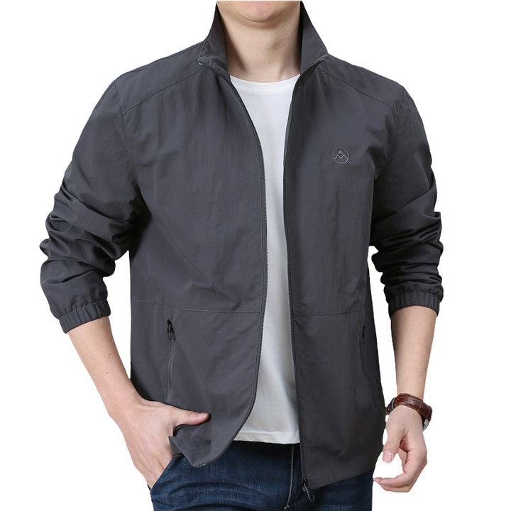 Herren Leichte urbane Windjacke mit Stehkragen, elastischen Bündchen und seitlichen Reißverschlusstaschen Echo Archiv