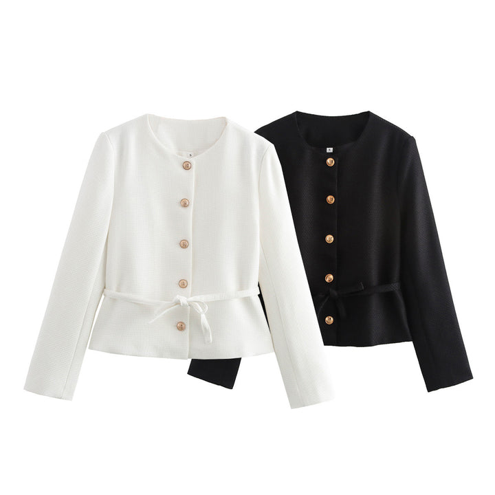 Damen strukturierte Kurzjacke mit Rundhalsausschnitt Holzknopf‑Leiste und taillierendem Bindegürtel – Célinea