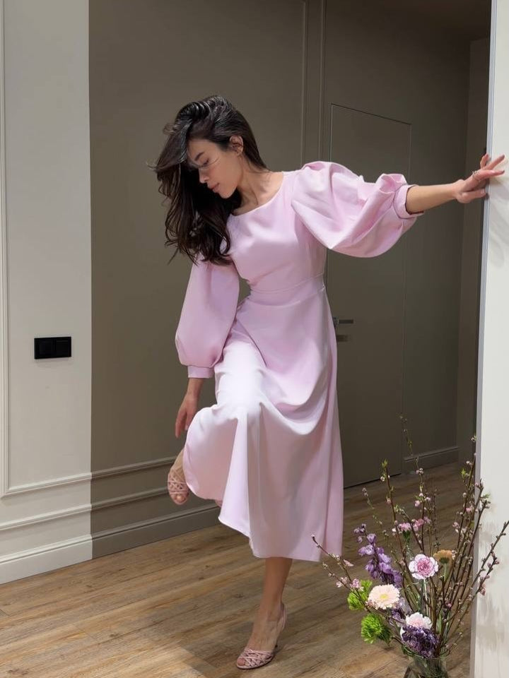 Damen Midikleid mit offenem Rückenausschnitt, voluminösen Puffärmeln und Bindegürtel Echoarchiv