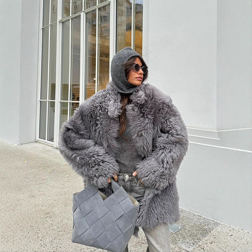 Damen Kurzer Oversize Webpelz‑Mantel mit voluminöser Lockenstruktur und Knopfverschluss Echoarchiv