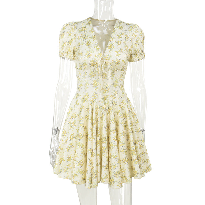 Damen verspieltes Blumenkleid mit voluminösem Rock und taillierter Taille Echo Archiv