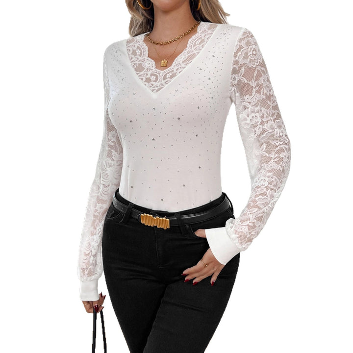 Damen nan figurbetontes Spitzenshirt mit V-Ausschnitt, transparenten Spitzenärmeln und Strassbesatz Echo Archiv