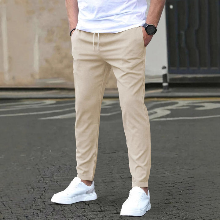 Herren Slim-Fit Jogginghose mit Kordelzug, Seitentaschen und schmalem Knöchelabschluss – Sorevano
