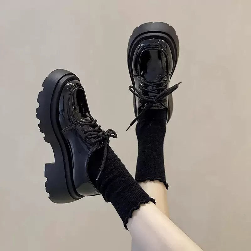 Damen Plateau-Sneaker mit eleganter Lackleder-Optik und kuscheligem Strickkragen Echo Archiv