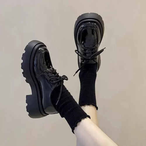 Damen Plateau-Sneaker mit eleganter Lackleder-Optik und kuscheligem Strickkragen Echo Archiv