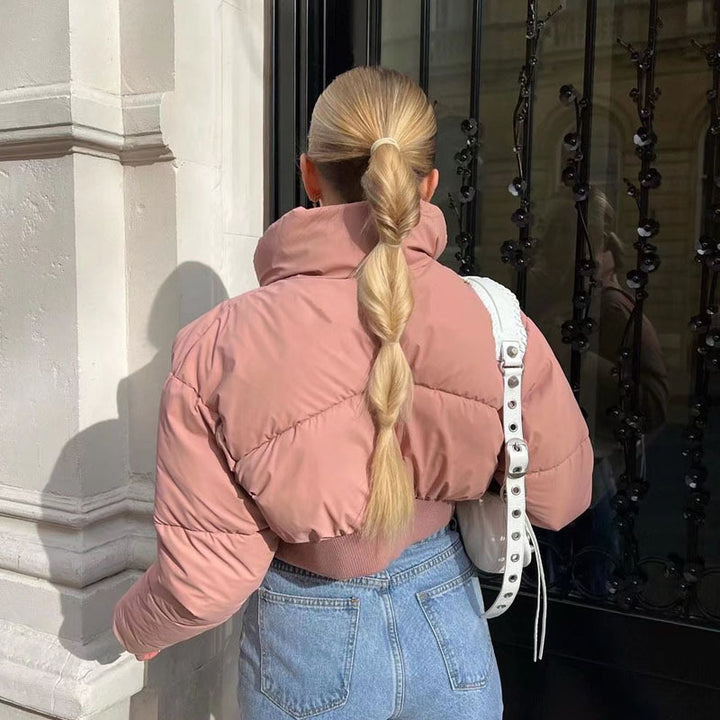 Damen kurz geschnittene gesteppte Cropped-Steppjacke mit hohem Stehkragen, verdecktem Reißverschluss und elastischem Rippenbund – Célinea