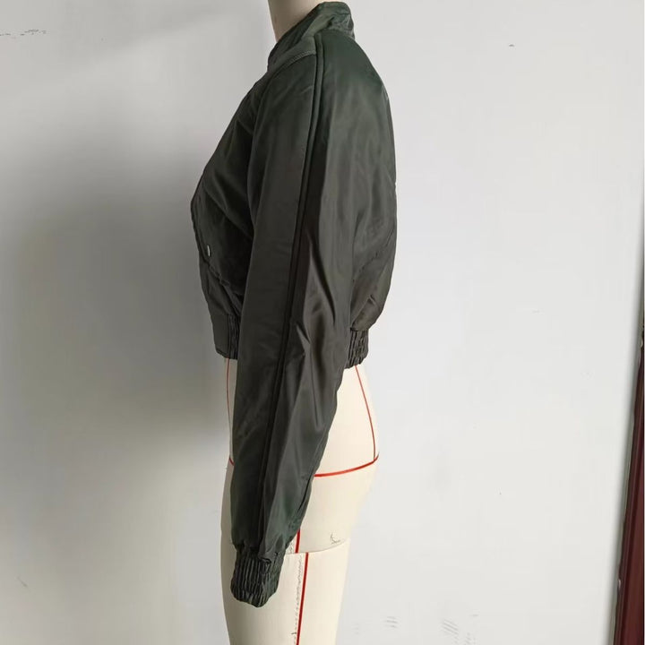 Damen cropped Bomberjacke mit Stehkragen, wattierter Innenlage und aufgesetzten Pattentaschen – Avenza