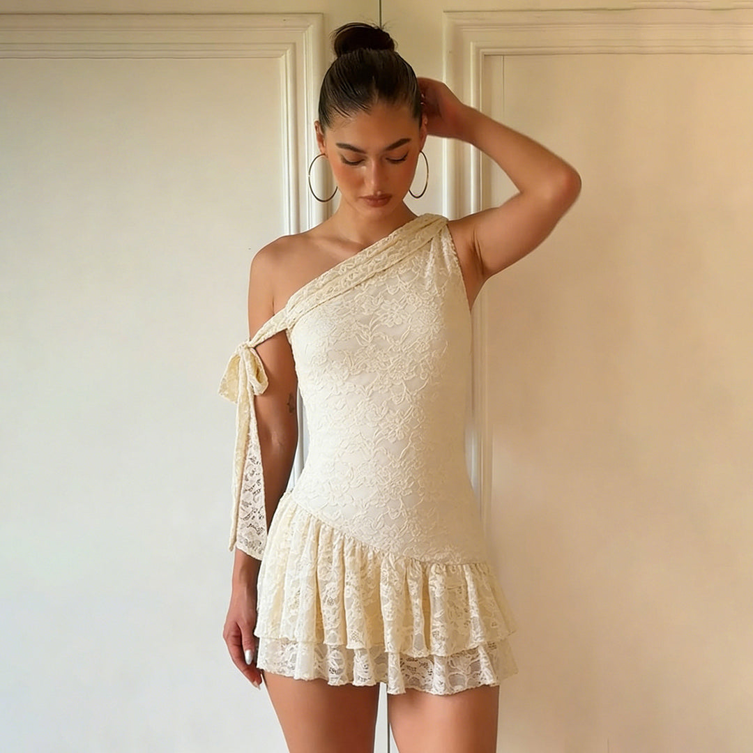 Damen elegantes Spitzenkleid mit asymmetrischem Ausschnitt und Rüschen Echo Archiv