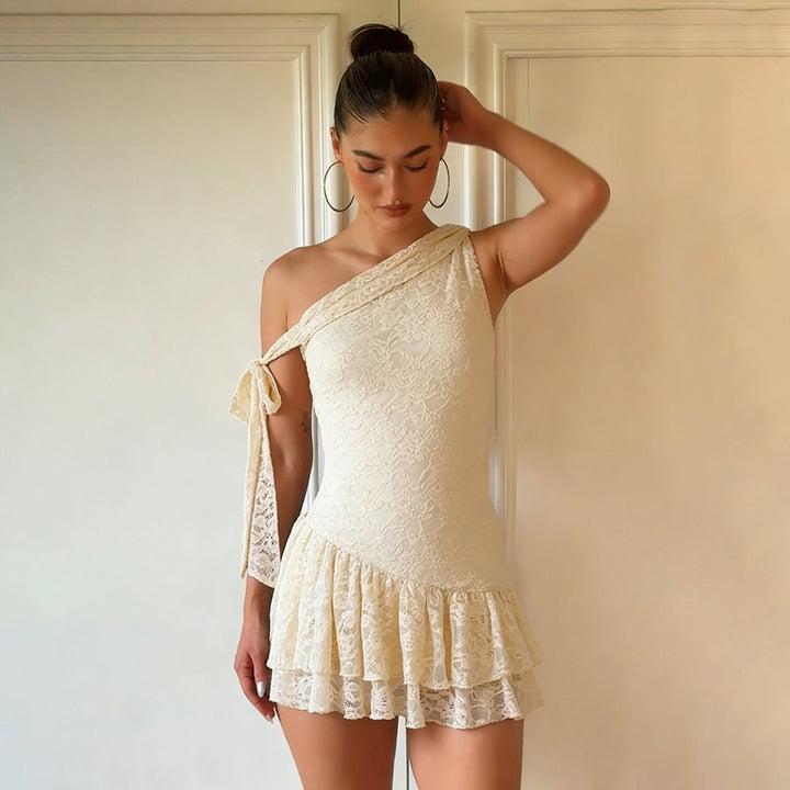 Damen elegantes Spitzenkleid mit asymmetrischem Ausschnitt und Rüschen Echo Archiv
