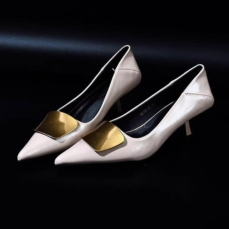 Damen Spitz zulaufende Lack‑Pumps mit niedrigem Kitten‑Absatz und dekorativer Metallapplikation – Lioré
