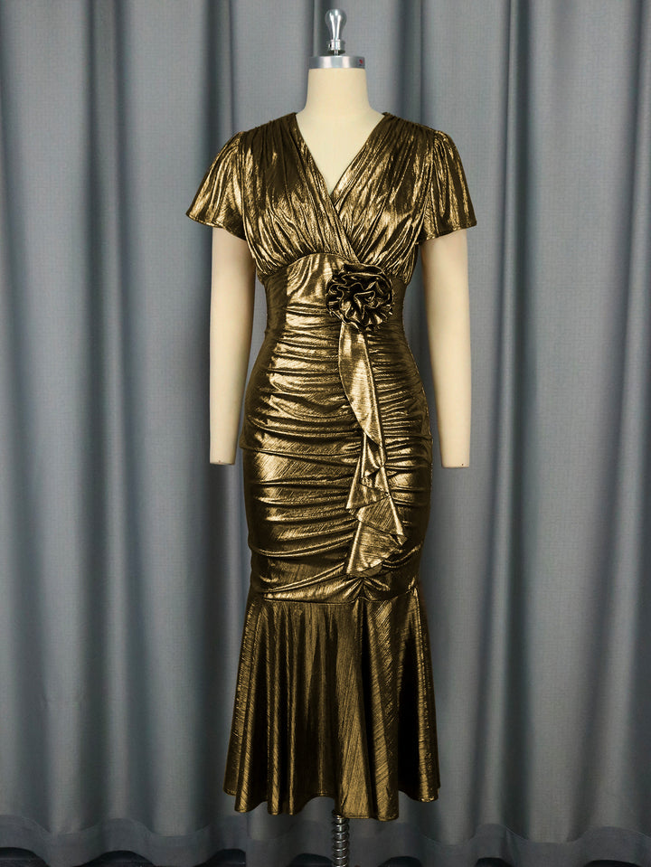 Damen figurbetontes Abendkleid mit schimmerndem Material und Rüschendetails Echo Archiv
