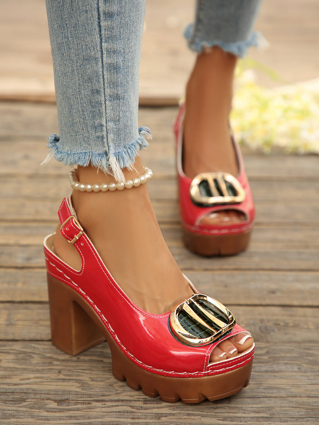 Damen Plateau-Slingback-Sandaletten mit glossy Lackfinish, goldener Zierplatte und profiliertem Lug-Sohlensystem – Sorelia