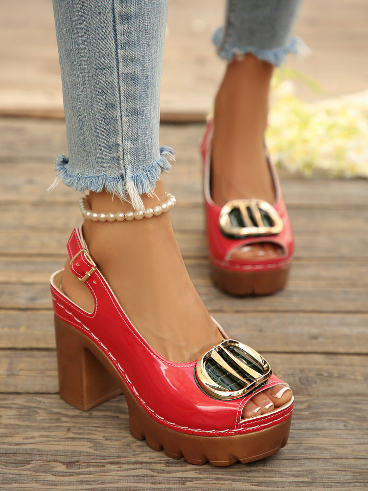 Damen Plateau-Slingback-Sandaletten mit glossy Lackfinish, goldener Zierplatte und profiliertem Lug-Sohlensystem – Sorelia