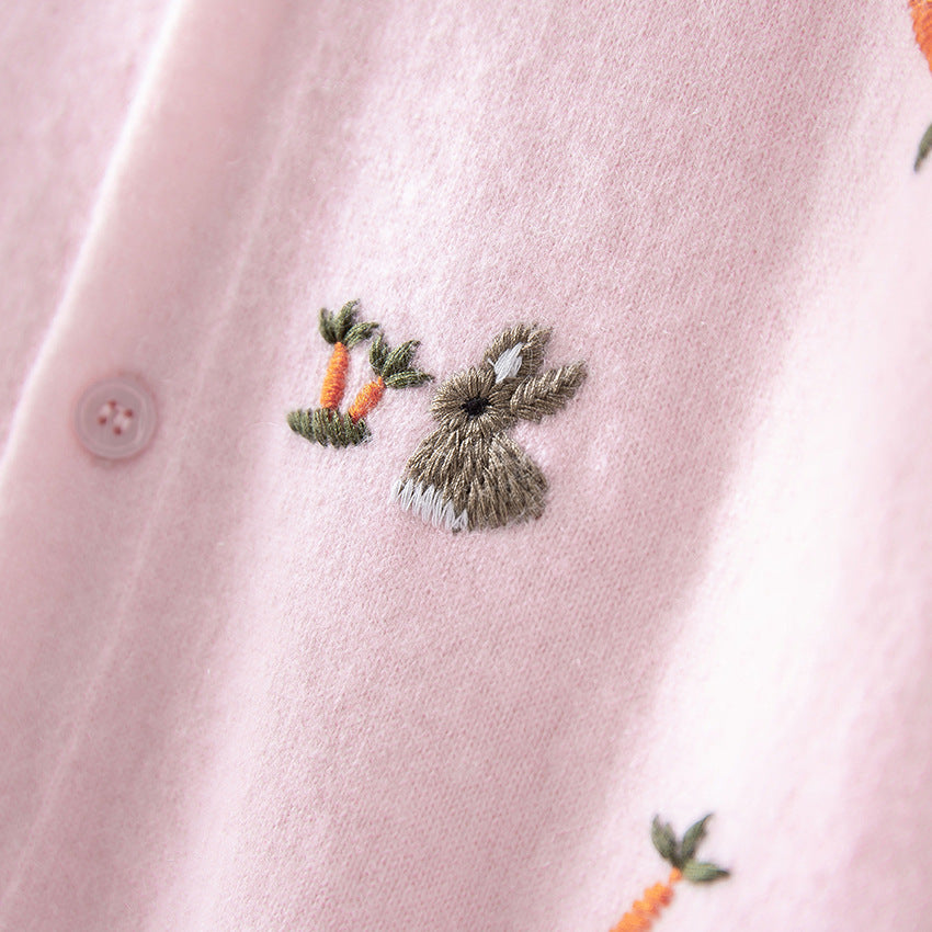 Damen Geknöpfte Feinstrick‑Cardigan mit Hasen‑ und Karottenstickerei Echoarchiv