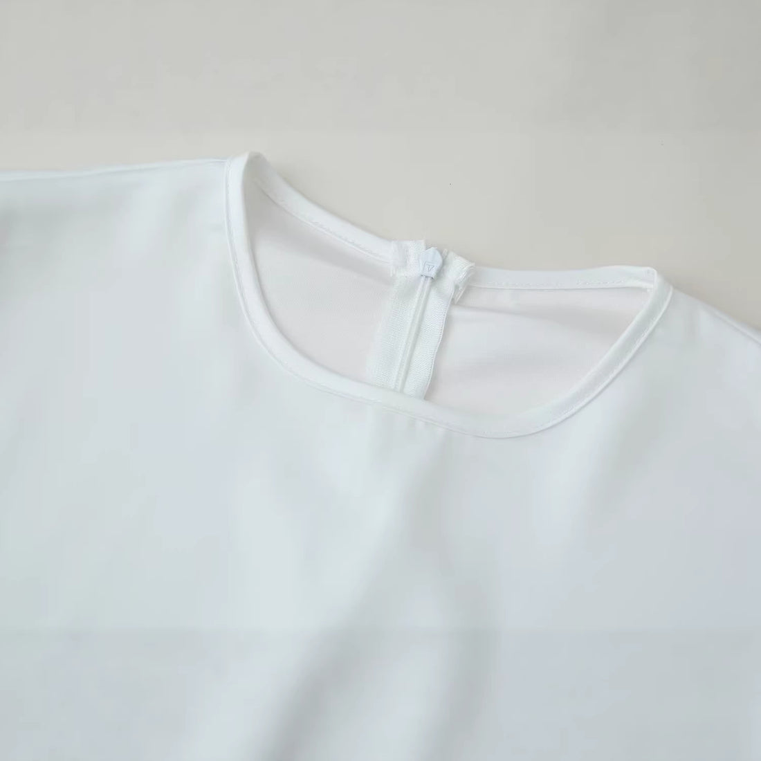 Damen Satinbluse mit Spitzenbesatz, Scallop-Saum und weitem Ärmel Echoarchiv