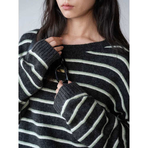 Damen Streifenpullover aus Mohair‑Optik mit überschnittener Schulter und geripptem Saum Echoarchiv