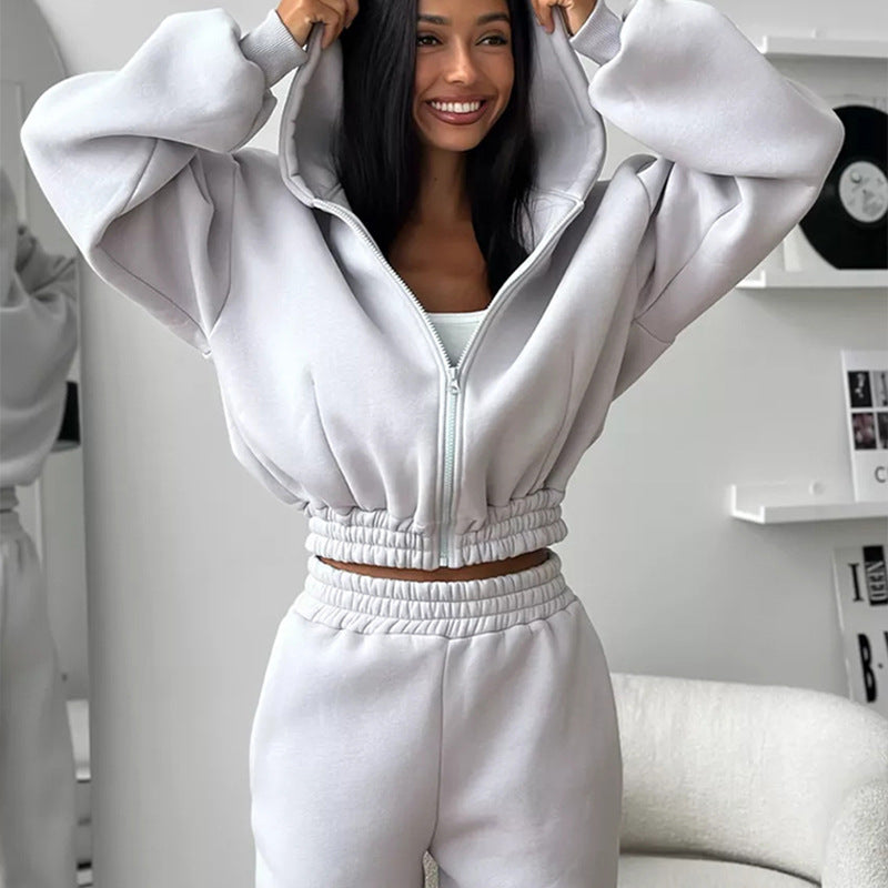 Damen Taillierter Zip-Overall im Loungewear-Stil mit Kapuze, Balloonärmeln und hoher Bundkante – Solévia