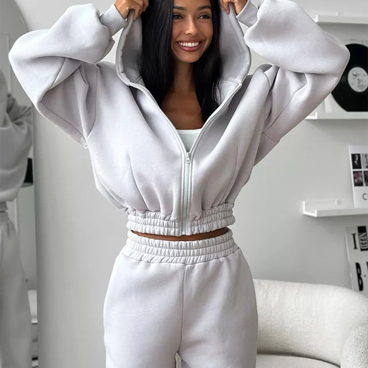 Damen Taillierter Zip-Overall im Loungewear-Stil mit Kapuze, Balloonärmeln und hoher Bundkante – Solévia