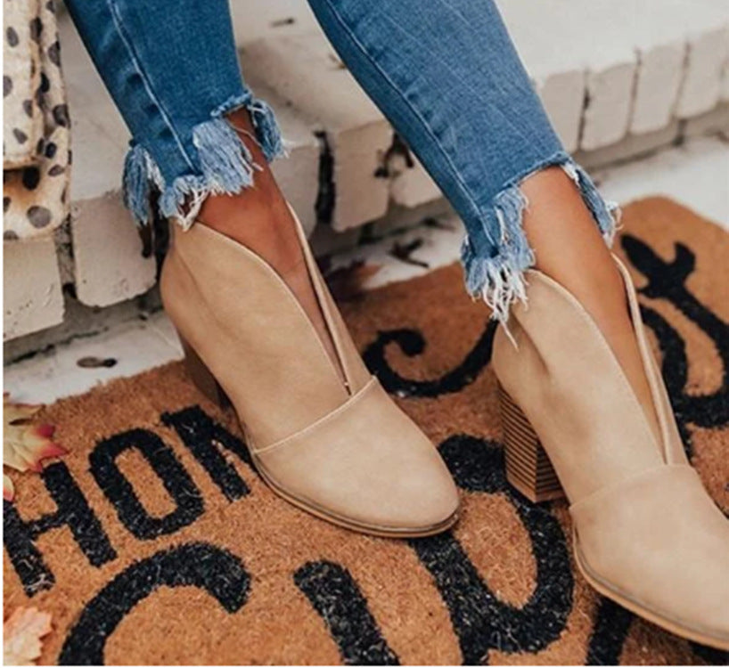 Damen nan knöchelhohe V-Cut Stiefelette mit gestapeltem Blockabsatz und spitz zulaufender Vorderkappe Echo Archiv