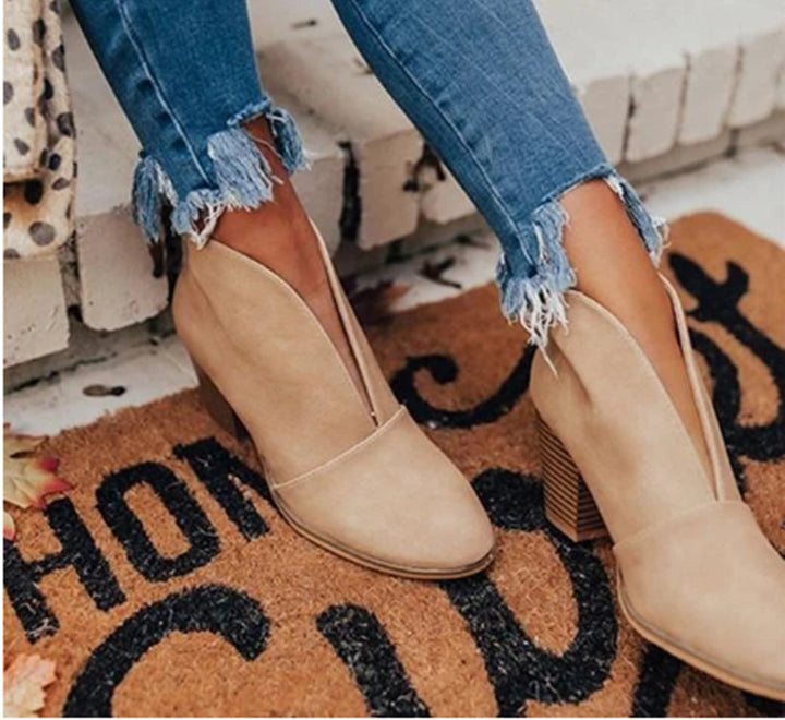 Damen nan knöchelhohe V-Cut Stiefelette mit gestapeltem Blockabsatz und spitz zulaufender Vorderkappe Echo Archiv