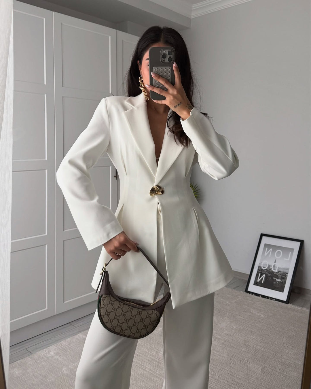 Damen Taillierter Longblazer mit goldener Statement-Schnalle Echoarchiv