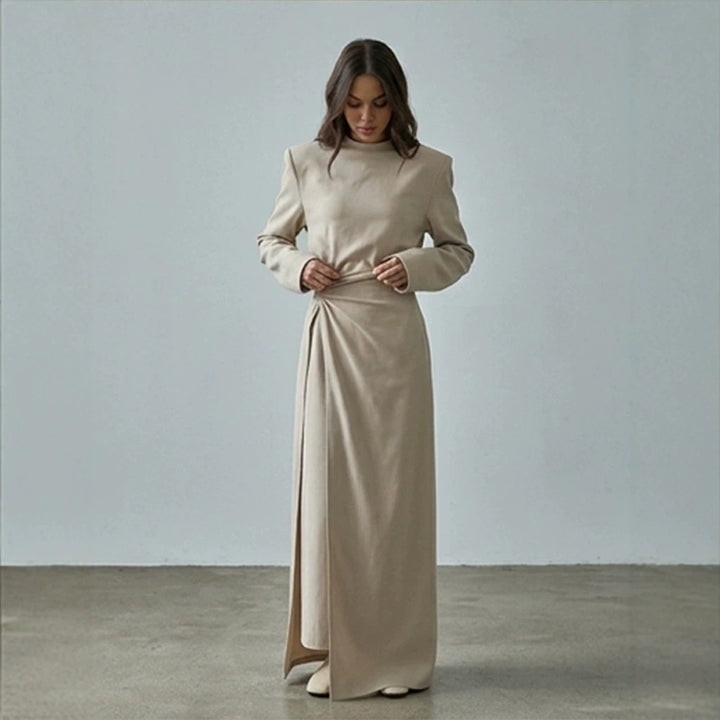 Damen Maxikleid mit taillierter Silhouette, ausgestelltem Rock und markanten Schultern Echoarchiv