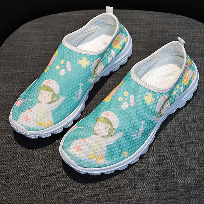 Damen Verspielte Slip-On Sneakers mit medizinischem Cartoon-Print, atmungsaktivem Mesh und gepolsterter Memory-Sohle – Névara