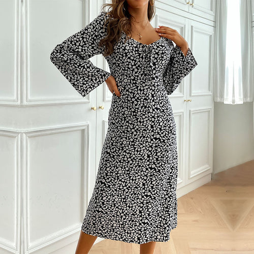 Damen Tailliertes Midikleid mit geraffter Brustnaht und Glockenärmeln Echoarchiv