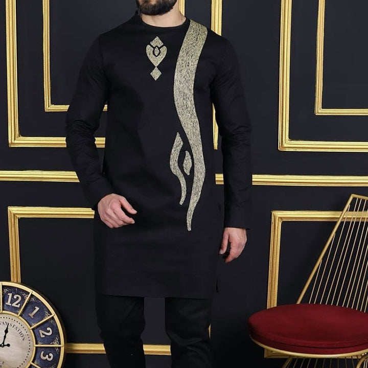 Herren traditionelles Kaftan-Outfit mit eleganten Stickereien Echoarchiv