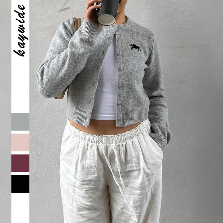 Damen kurzes Feinstrick-Cardigan mit Rundhalsausschnitt, durchgehender Knopfleiste und gesticktem Pferde-Logo – Veloura